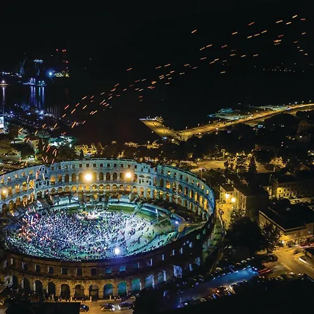 Feriehus In With Wifi Pula