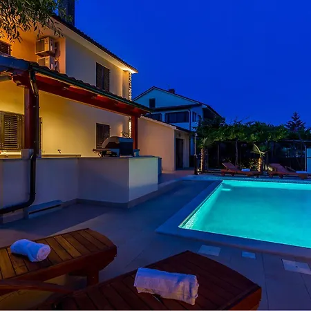 Holiday home Awesome In With Outdoor Swimming Pool *