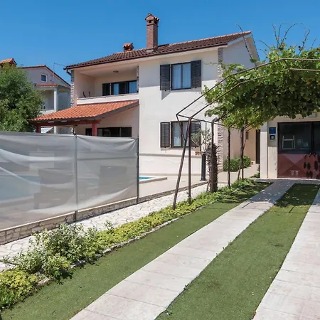 Casa vacanze Awesome In With Outdoor Swimming Pool *